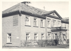 Endine Sindi (vabriku) ministeeriumikooli hoone. Ukse kõrval Jakob Tamm, Ernst Peterson-Särgava endine õpilane