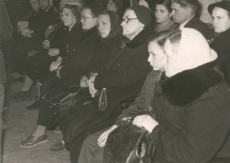 Ernst Peterson-Särgava matus, omaksed "Estonia" kontserdisaalis: I reas keskelt vas Juta Särgava,  16. IV 1958
