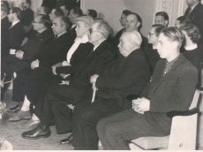 Ernst Peterson-Särgava matus "Estonia" kontserdisaalis, matusest osavõtjad: keskel F. Tuglas abikaasaga,  16. IV 1958