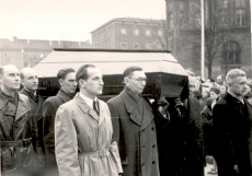 Ernst Peterson-Särgava matus 16. IV 1958 - Kirst kantakse läbi Tallinna tänavate