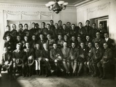 Ungari skaudid "Päevalehe" toimetuse saalis. Eesreas vasakult: 5. toimetaja G. E. Luiga, 7. direktor Fr. Uibopuu ca 19258-28. a.
