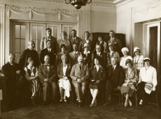 G. E. Luiga grupipildil. Ungari külalised "Päevalehe" toimetuse saalis. I reas vas.: 5. dir. Fr. Uibopuu, 7. toimetaja G. E. Luiga u 1925 -28. a.