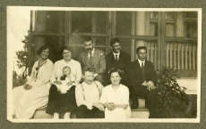 Grupp Ameerika Ühendriikide eestlasi Julia ja Hans Pöögelmanni (esiplaanil) kodu trepil Long Islandil 1916. a. suvel. 