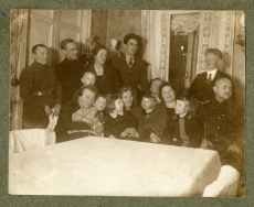 Hans Pöögelmann grupifotol (paremal seismas)