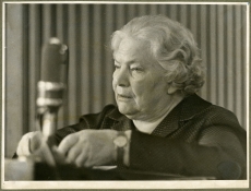 Julia Pöögelmann kõnelemas Põltsamaa Tööstuskooli ümbernimetamisel Hans Pöögelmanni nim. maa-kutsekooliks nr 28 . 1965. a. 