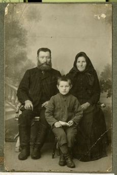Hans Pöögelmanni vanemad ja õepoeg August Saar
