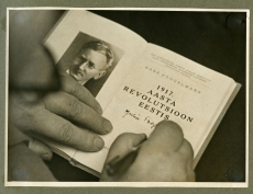 Hans Pöögelmanni "1917. a. revolutsioon Eestis". Julia Pöögelmann raamatusse autogrammi kirjutamas