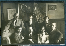 Kunstiühing "Pallas" 1921. Taga vas.: 1. Aleksander Tassa, 2. Konrad Mägi, 3. Julius Genss; ees vas.: 1. Rudolf Paris, 2. August Alle, 3. Ado Vabbe, 4. Anton Starkopf