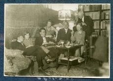 Vasakult: 1. Osvald Saadre, 2. Virve Huik, 3. Friedebert Tuglas, 4. Elo Tuglas, 5. Aleksander Tassa, 6. Elsbet Markus, 7. Oskar Loorits 1927. a. mais