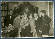 Vasakult: 1. Fridebert Tuglas, 2. Virve Huik, 3. Elo Tuglas, 4. Aleksander Tassa, 5. Elsbet Markus, 6. Oskar Loorits, 7. Osvald Saadre 1927. a. 