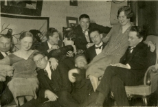 Elisabet Markus, Elo Tuglas, A. Tassa, Heiti Talvik (vas.8.), Virve Huik, Fridebert Tuglas jt grupifotol 01.05.1927