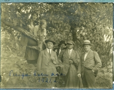 Vasakult: 1. Elo Tuglas, 2. Selma Oinas, 3. Fridebert Tuglas, 4. Jaan Vahtra, 5. Aleksander Tassa, 6. Aleksander Oinas Võru-Kasaritsas Puiga talus 1921. a. 
