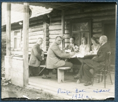 Vasakult: 1. Aleksander Oinas, 2. Aleksander Tassa, 3. Friedebert Tuglas, 4. A. Oinas-Kurvits, 5. Elo Tuglas, 6. Jaan Vahtra Võru-Kasaritsas Puiga talus 1921. a. 