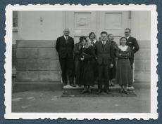 Vasakult: 1. Aleksander Tassa, 3. Olga Linnus, 4. Gustav Ränk jt Eesti Rahva Muuseumi uksel