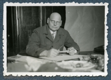Aleksander Tassa töölaua taga 12. märtsil 1935. a. Raadil