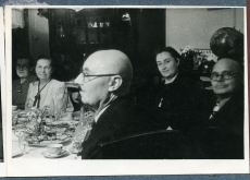 Aleksander Tassa (vas. 5.) grupifotol Vilma Vahtriku juures 1. juuli 1951