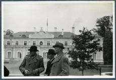Vasakult: 1. Aleksander Tassa, 2. Albert Kivikas, 3. August Gailit kirjanike ekskursioonil Narva-Jõesuus, seismas Narva-Jõesuu kuursaali ees, sept. 1939. a. 