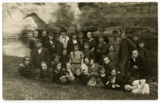 Rudolf Reiman (tagareas vas. 5.) õpilastega [Taevaskojas] 1924. a.  