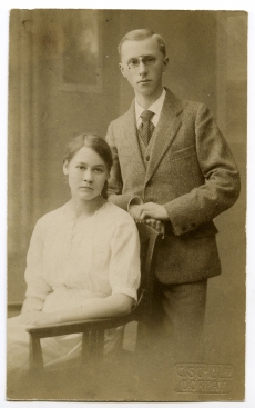 Rudolf Reiman koos tulevase abikaasa Elvine Leokesega [1918]