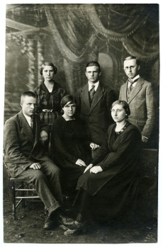 Rudolf Reiman (II r. par. 1.) koos õpilastega 1922. a. 