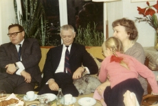 Kalju Lepik, Karl Ristikivi, Ast ja Asta Lepik kohvilauas [1969. a]