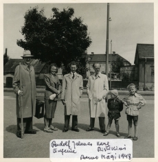 Rudolf Jalakas ja Eugenie Jalakas lastega ning Karl Ristikivi, Arvo Mägi 1948. a