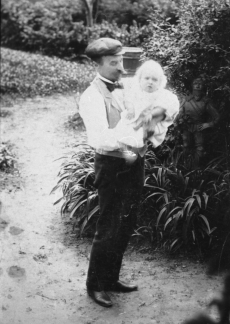 August Kitzberg poeg Hansuga Pöögle koolimaja aias 1902. a. suvel