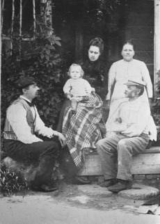 Vas.: August Kitzberg, Johanna Kitzberg poja Hansuga, Jaan Kitzberg (A. Kitzbergi vend) abikaasaga 1901/1902. a.