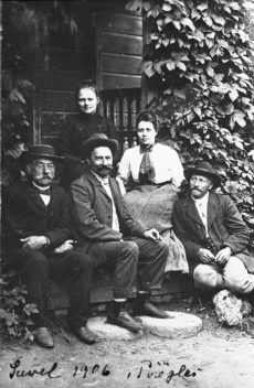 vend Jaan Kitzberg, August Kitzberg, abikaasa Johanna Kitzberg ja Jaan Kitzbergi väimees Peeter Nõges ja tütar Pöögle koolimaja trepil 1906. a