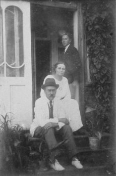 August Kitzberg abikaasa Johanna ja poeg Jaaniga