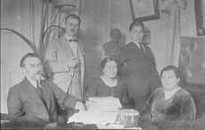 August Kitzberg perekonnaga ja vennapoeg Peeter Kitzberg abikaasaga A. Kitzbergi kodus