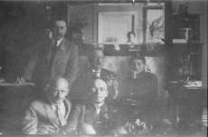August Kitzberg (II r. vas. 1. ) grupifotol