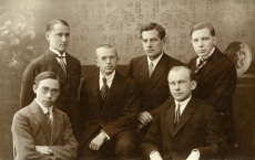 "Veljesto" lõpetajaid [1923. või 1924. a]. Ants Oras vas. 6.
