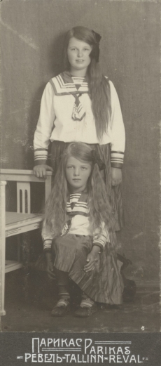 Hedda ja Dagmar Hacker lastena 1910. a.