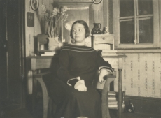 Marie Under u. 1920. a.