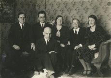 Vasakult: J. Taklaja, Friedebert Tuglas, Marie Under, Eduard Hubel, Hedda Hacker, ees Artur Adson [1933]