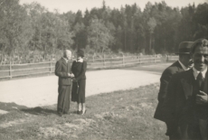 Artur Adson ja Marie Under (fotol vasakul) kirjanike ringsõidul 1938. a 