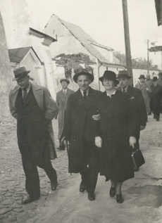 Kirjanike ringreis 1938. a. Vasakult: August Gailit, Artur Adson, Marie Under, Johannes Semper