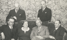Istuvad: Friedebert Tuglas, Marie Under, August Gailit, Henrik Visnapuu, seisavad Artur Adson ja Johannes Semper  18.05.1937