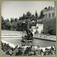 Oru loss Toilas, president K. Pätsi suveresidents. Lossi terrassil asuv veepurskaja-bassein kujuga "Venuse sünd" terrassi poolt vaadatuna.