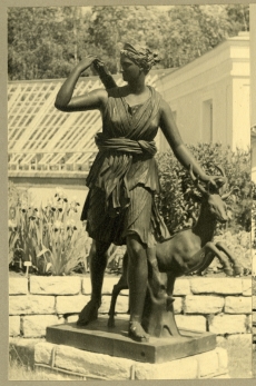 Oru loss Toilas, president K. Pätsi suveresidents. Diana kuju püsililleaias.