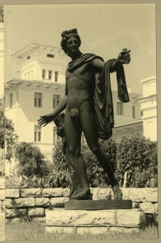 Oru loss Toilas, president K. Pätsi suveresidents. Apolloni kuju püsililleaias.