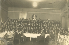 August Kitzbergi 70. a. sünnipäeva tähistamisel Tartu Tütarlaste Gümnaasiumis [1925]