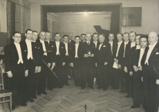 Artur Adson (keskel, kingitusega) oma 50. sünnipäeval Karl Leinuse kooriga 1939. a