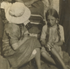 Hedda Hacker lapsena (paremal) tundmatuga