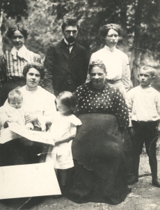 Esireas vas. Karl Hackeri õde M. Underi lastega, K. Hackeri ema; II reas Marie Under, Karl Hacker, Berta Under 1906. a. suvel Kutðinos Moskva lähedal