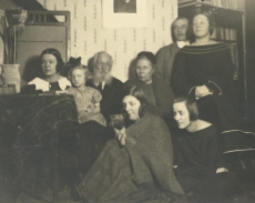 Marie Under vanemate, mehe, tütarde ja õe Bertaga