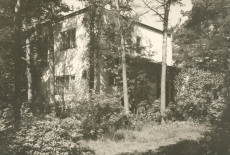 Marie Underi ja Artur Adsoni kodu Tallinnas Nõmmel, Vabaduse pst. 12  aastatel 1933-1944 (Marie Underi tuba II korrusel kolmejaolise aknaga)