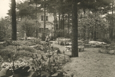 Marie Underi ja Artur Adsoni kodu Tallinnas Nõmmel, Vabaduse pst. 12 (aastail 1933-1944). Aias istuvad Elo ja Friedebert Tuglas