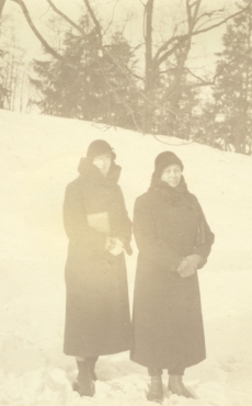 Johanna Kitzberg (paremal) tundmatuga 